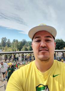 Oregon Ducks - NCAA Football vs University of Hawaii Rainbows