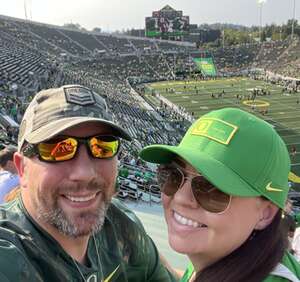 Oregon Ducks - NCAA Football vs University of Hawaii Rainbows