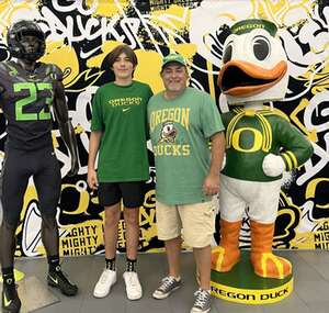 Oregon Ducks - NCAA Football vs University of Hawaii Rainbows