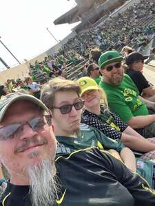 Oregon Ducks - NCAA Football vs University of Hawaii Rainbows