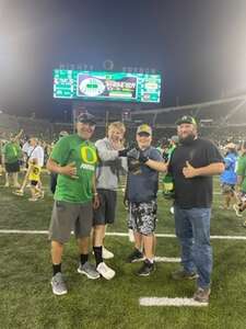 Oregon Ducks - NCAA Football vs University of Hawaii Rainbows