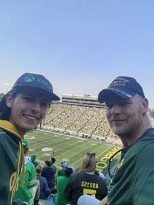 Oregon Ducks - NCAA Football vs University of Hawaii Rainbows