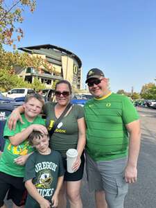 Oregon Ducks - NCAA Football vs University of Hawaii Rainbows