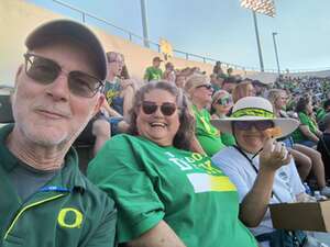 Oregon Ducks - NCAA Football vs University of Hawaii Rainbows