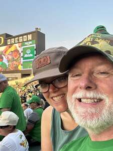 Oregon Ducks - NCAA Football vs University of Hawaii Rainbows