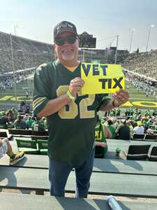 Oregon Ducks - NCAA Football vs University of Hawaii Rainbows