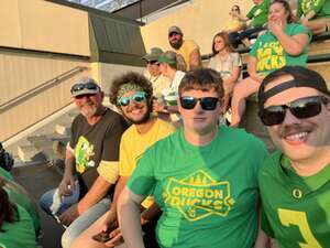 Oregon Ducks - NCAA Football vs University of Hawaii Rainbows