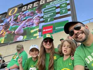 Oregon Ducks - NCAA Football vs University of Hawaii Rainbows