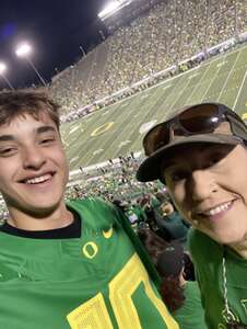 Oregon Ducks - NCAA Football vs University of Hawaii Rainbows
