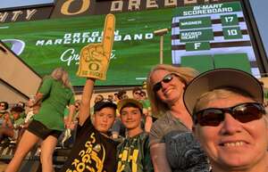 Oregon Ducks - NCAA Football vs University of Hawaii Rainbows