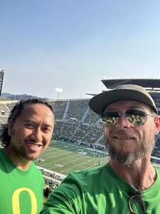 Oregon Ducks - NCAA Football vs University of Hawaii Rainbows