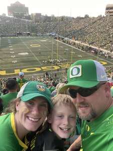 Oregon Ducks - NCAA Football vs University of Hawaii Rainbows