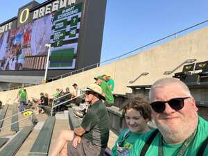 Oregon Ducks - NCAA Football vs University of Hawaii Rainbows