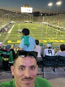 Oregon Ducks - NCAA Football vs University of Hawaii Rainbows