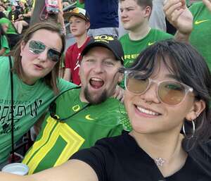 Oregon Ducks - NCAA Football vs University of Hawaii Rainbows